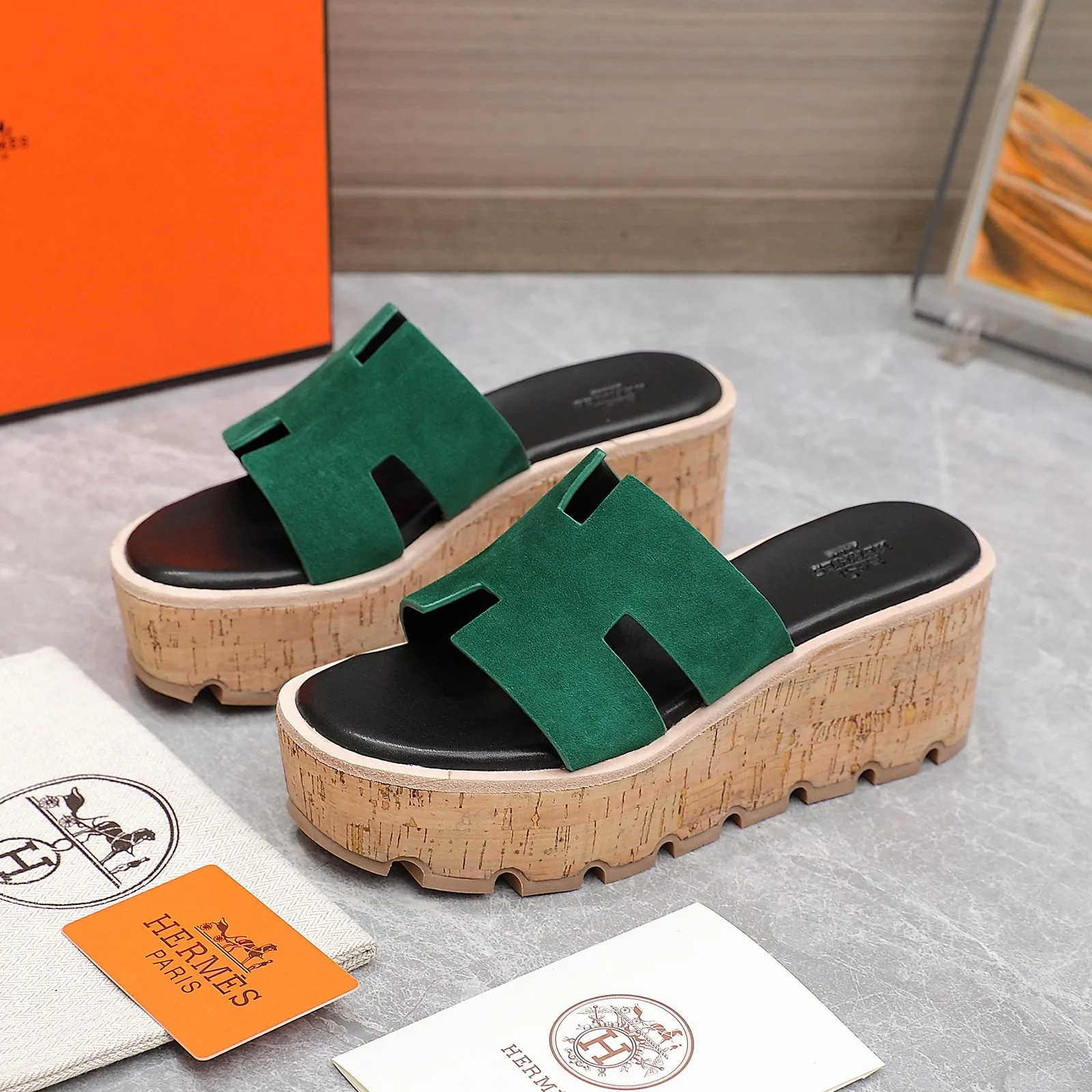 👟👟Ex-factory price 560👟👟 💥2024💥Hermès will continue the classic in 2022 Hermès Wood Grain Wedge H Slippers Hermès’ wedge sandals are the simplest, most durable and elegant I have ever seen! ! ! You can hold any style, the height of the 6cm wedge heel is easy to control, and the colors are all matching. The upper and the feet have her unique style, be sure to buy this one, it is truly classic, easy to wear and look good! Fabric: Imported cowhide, sheepskin lining, sheepskin feet, Italian original leather outsole welt, log water pine wrapped water table, rubber non-slip original outsole Color: 11 colors Code number: 35-40 Full set of original packaging